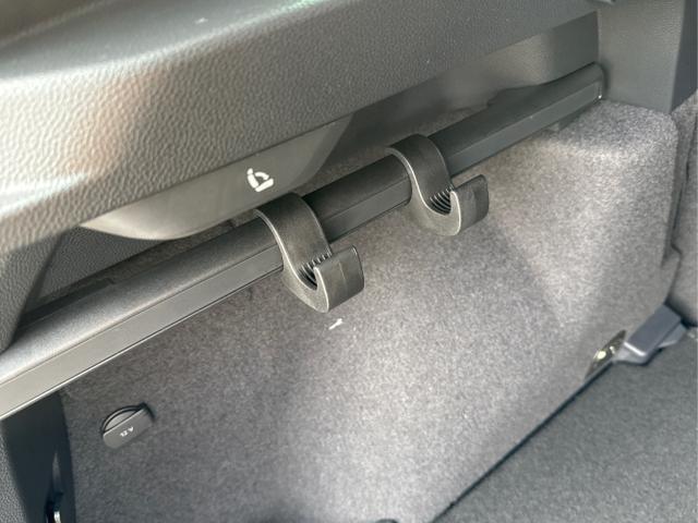 Skoda / Karoq / Silber / / / AHK+KAMERA+EL. HECKKL.+SHZ+ACC+KESSY+18''ALU