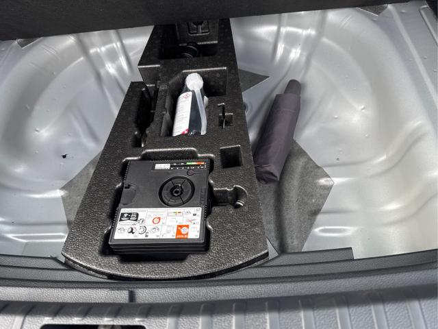 Skoda / Karoq / Silber / / / AHK+KAMERA+EL. HECKKL.+SHZ+ACC+KESSY+18''ALU