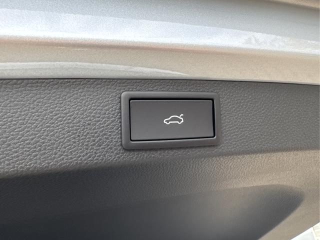 Skoda / Karoq / Silber / / / AHK+KAMERA+EL. HECKKL.+SHZ+ACC+KESSY+18''ALU