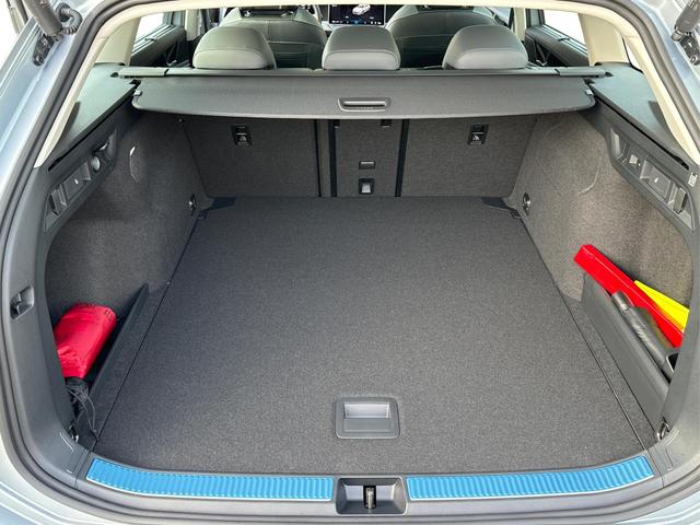 Volkswagen / Passat Variant / Silber / / / DSG+AHK+PANO+NAVI+ACC+KAMERA+LED+MASSAGE