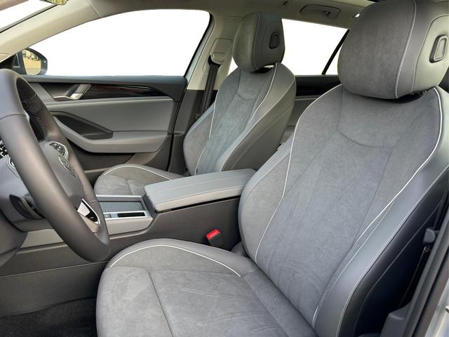 Volkswagen / Passat Variant / Silber / / / DSG+AHK+PANO+NAVI+ACC+KAMERA+LED+MASSAGE