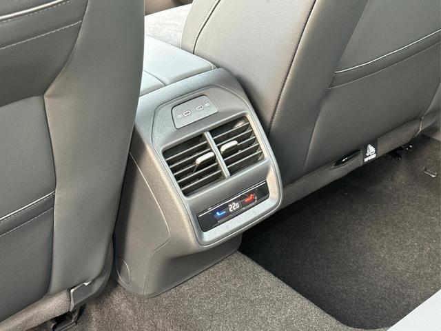 Volkswagen / Passat Variant / Silber / / / DSG+AHK+PANO+NAVI+ACC+KAMERA+LED+MASSAGE