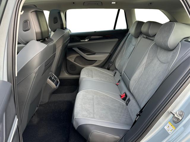 Volkswagen / Passat Variant / Silber / / / DSG+AHK+PANO+NAVI+ACC+KAMERA+LED+MASSAGE