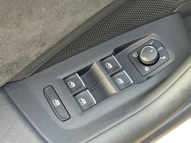 Volkswagen / Passat Variant / Grau / / / AHK+PANO+NAVI+Head-UP+Matrix-LED+ACC, Beispielbilder