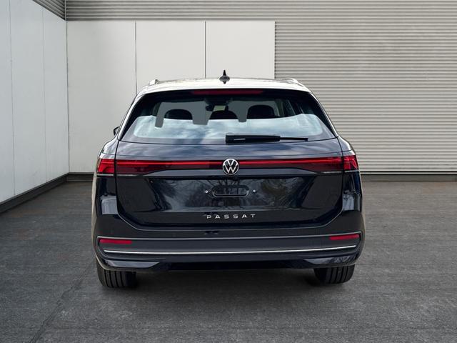 Volkswagen / Passat Variant / Schwarz / / / DSG+AHK+MASSAGE+NAVI+ACC+KAMERA+LED+17 ALU