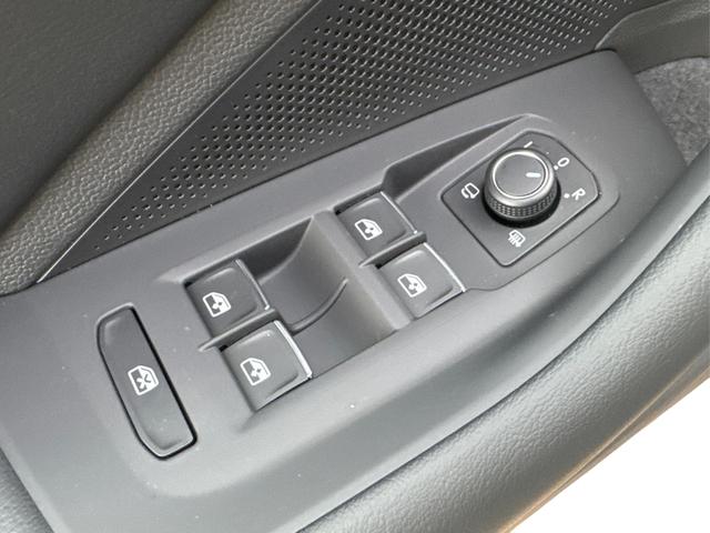 Volkswagen / Passat Variant / Schwarz / / / DSG+AHK+MASSAGE+NAVI+ACC+KAMERA+LED+17 ALU