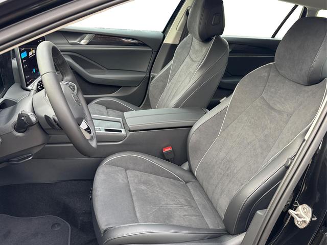 Volkswagen / Passat Variant / Schwarz / / / DSG+AHK+MASSAGE+NAVI+ACC+KAMERA+LED+17 ALU