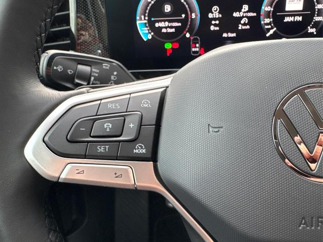 Volkswagen / Passat Variant / Schwarz / / / DSG+AHK+MASSAGE+NAVI+ACC+KAMERA+LED+17 ALU