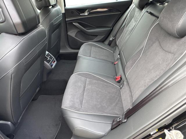 Volkswagen / Passat Variant / Schwarz / / / DSG+AHK+MASSAGE+NAVI+ACC+KAMERA+LED+17 ALU