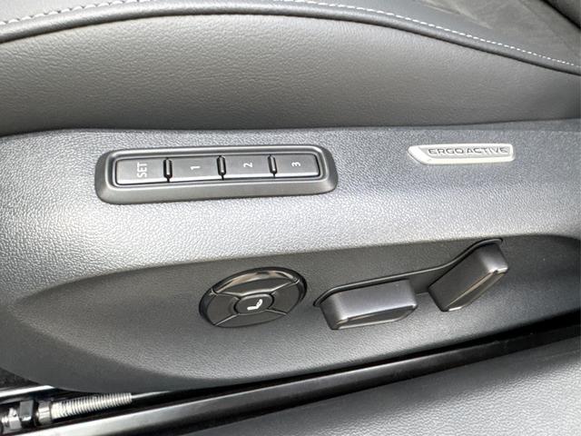 Volkswagen / Passat Variant / Schwarz / / / DSG+AHK+MASSAGE+NAVI+ACC+KAMERA+LED+17 ALU