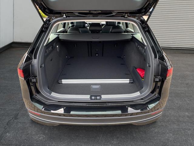 Volkswagen / Passat Variant / Schwarz / / / DSG+AHK+MASSAGE+NAVI+ACC+KAMERA+LED+17 ALU