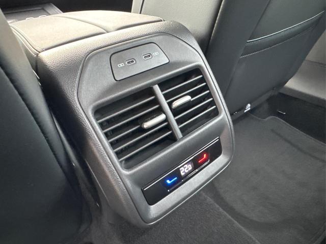 Volkswagen / Passat Variant / Schwarz / / / DSG+AHK+MASSAGE+NAVI+ACC+KAMERA+LED+17 ALU