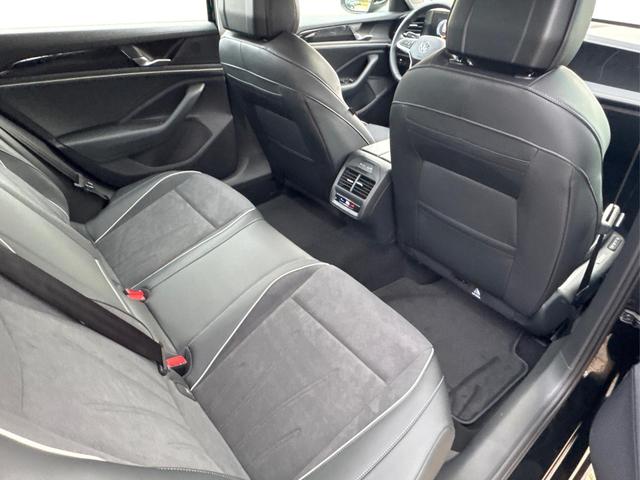 Volkswagen / Passat Variant / Schwarz / / / DSG+AHK+MASSAGE+NAVI+ACC+KAMERA+LED+17 ALU