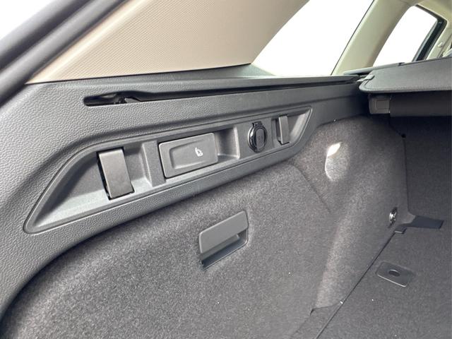 Volkswagen / Passat Variant / Grau / / / DSG+AHK+MASSAGE+NAVI+ACC+KAMERA+LED+17 ALU