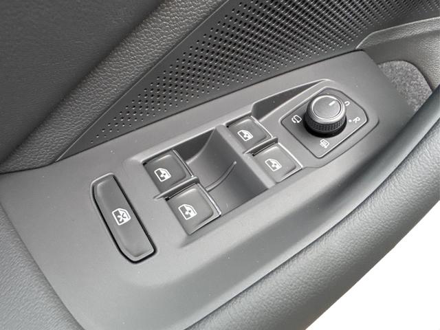 Volkswagen / Passat Variant / Grau / / / DSG+AHK+MASSAGE+NAVI+ACC+KAMERA+LED+17 ALU