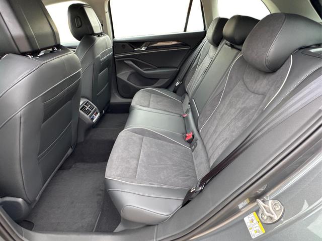 Volkswagen / Passat Variant / Grau / / / DSG+AHK+MASSAGE+NAVI+ACC+KAMERA+LED+17 ALU