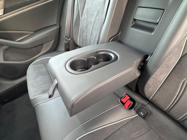 Volkswagen / Passat Variant / Silber / / / DSG+AHK+MASSAGE+NAVI+ACC+KAMERA+LED+17 ALU