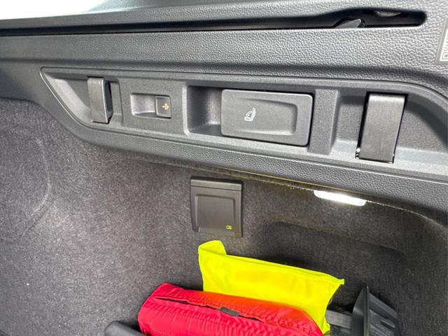 Volkswagen / Passat Variant / Silber / / / DSG+AHK+MASSAGE+NAVI+ACC+KAMERA+LED+17 ALU