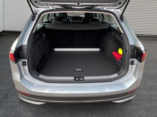 Volkswagen / Passat Variant / Silber / / / DSG+AHK+MASSAGE+NAVI+ACC+KAMERA+LED+17 ALU