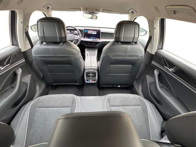 Volkswagen / Passat Variant / Grau / / / DSG+AHK+MASSAGE+NAVI+ACC+KAMERA+LED+17 ALU