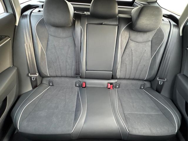 Volkswagen / Passat Variant / Silber / / / DSG+AHK+MASSAGE+NAVI+ACC+KAMERA+LED+17 ALU