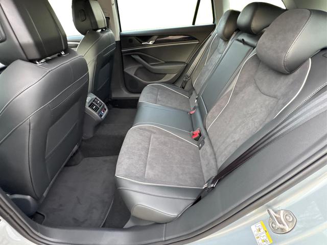 Volkswagen / Passat Variant / Silber / / / DSG+AHK+MASSAGE+NAVI+ACC+KAMERA+LED+17 ALU