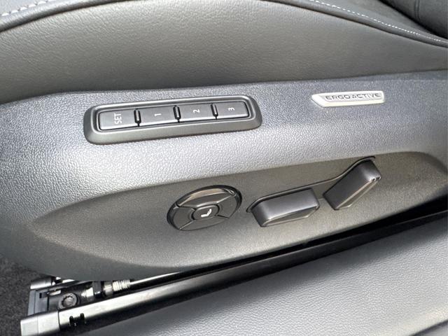 Volkswagen / Passat Variant / Silber / / / DSG+AHK+MASSAGE+NAVI+ACC+KAMERA+LED+17 ALU