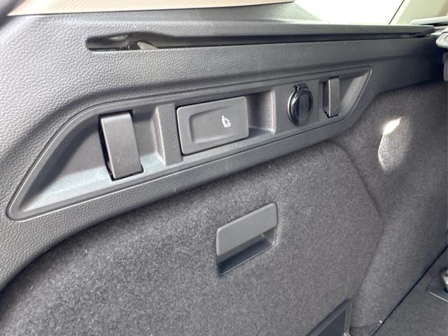 Volkswagen / Passat Variant / Silber / / / DSG+AHK+MASSAGE+NAVI+ACC+KAMERA+LED+17 ALU