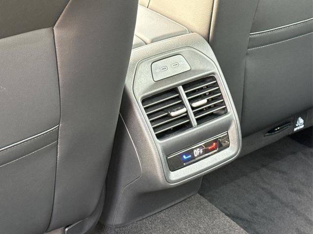 Volkswagen / Passat Variant / Grau / / / DSG+AHK+MASSAGE+NAVI+ACC+KAMERA+LED+17 ALU