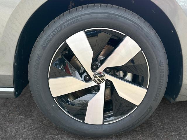 Volkswagen / Passat Variant / Grau / / / DSG+AHK+MASSAGE+NAVI+ACC+KAMERA+LED+17 ALU