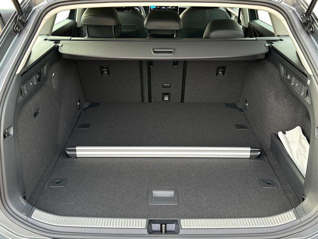 Volkswagen / Passat Variant / Grau / / / DSG+AHK+MASSAGE+NAVI+ACC+KAMERA+LED+17 ALU