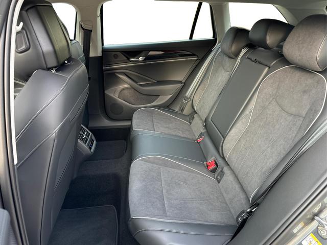 Volkswagen / Passat Variant / Grau / / / DSG+AHK+MASSAGE+NAVI+ACC+KAMERA+LED+17 ALU