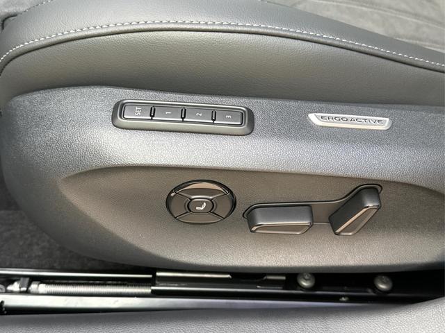 Volkswagen / Passat Variant / Grau / / / DSG+AHK+MASSAGE+NAVI+ACC+KAMERA+LED+17 ALU