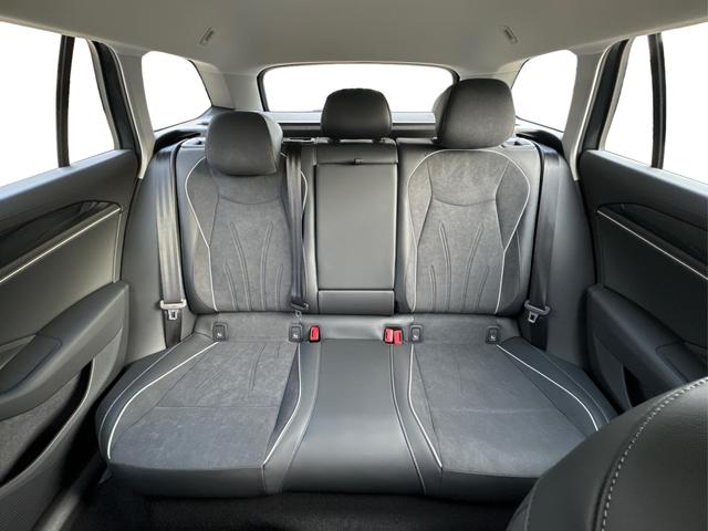 Volkswagen / Passat Variant / Grau / / / DSG+AHK+MASSAGE+NAVI+ACC+KAMERA+LED+17 ALU