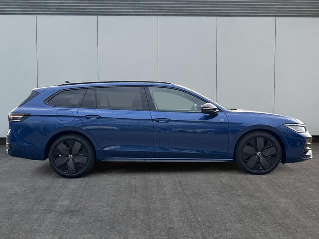 Volkswagen / Passat Variant / Blau / / / 4WD+BLACK+PANO+AHK+DCC+MATRIX+HARMAN