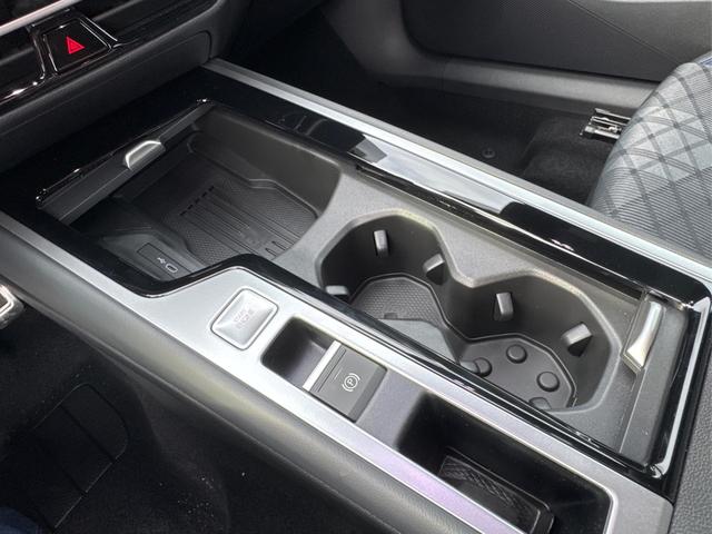 Volkswagen / Passat Variant / Blau / / / 4WD+BLACK+PANO+AHK+DCC+MATRIX+HARMAN