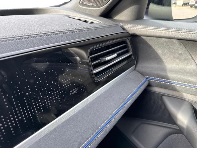 Volkswagen / Passat Variant / Blau / / / 4WD+BLACK+PANO+AHK+DCC+MATRIX+HARMAN