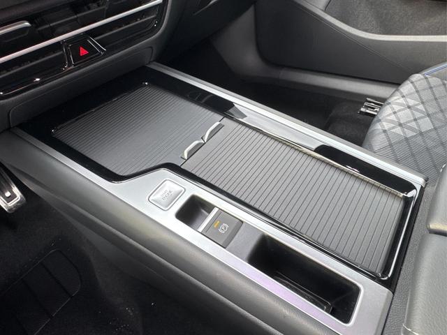 Volkswagen / Passat Variant / Blau / / / 4WD+BLACK+PANO+AHK+DCC+MATRIX+HARMAN