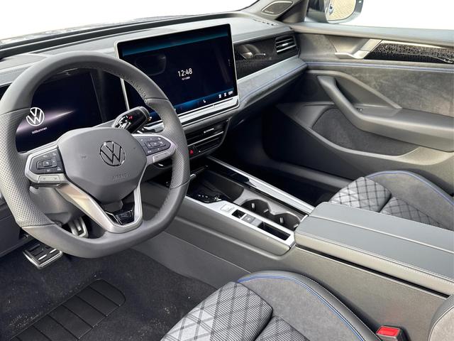 Volkswagen / Passat Variant / Blau / / / 4WD+BLACK+PANO+AHK+DCC+MATRIX+HARMAN
