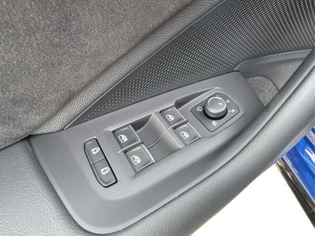 Volkswagen / Passat Variant / Blau / / / 4WD+BLACK+PANO+AHK+DCC+MATRIX+HARMAN