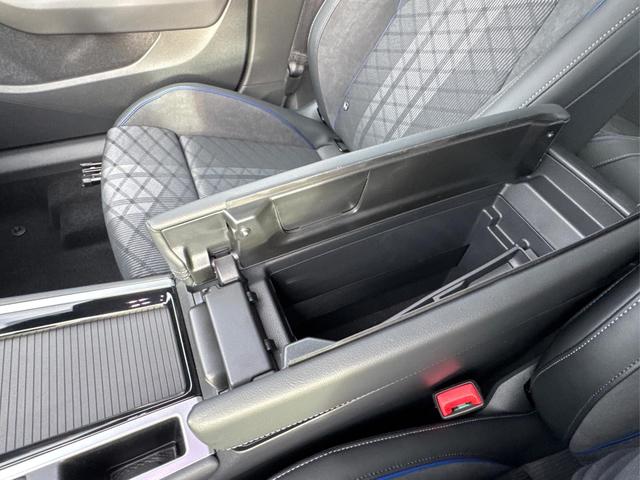 Volkswagen / Passat Variant / Blau / / / 4WD+BLACK+PANO+AHK+DCC+MATRIX+HARMAN