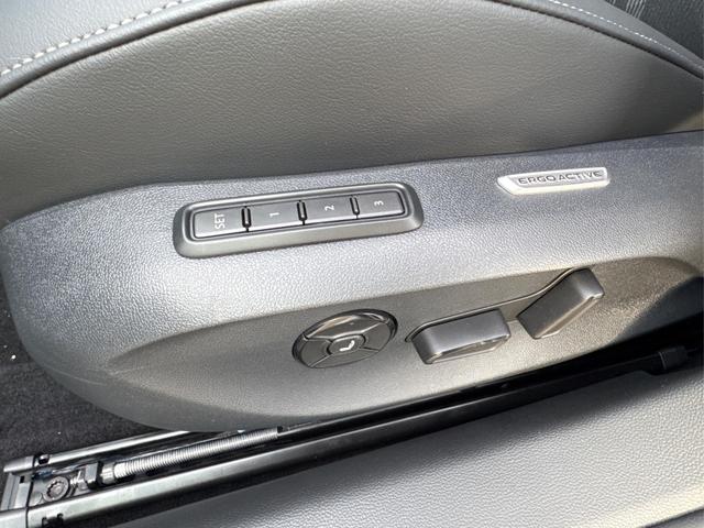 Volkswagen / Passat Variant / Blau / / / 4WD+BLACK+PANO+AHK+DCC+MATRIX+HARMAN