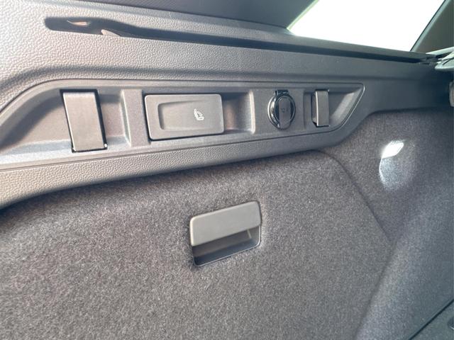 Volkswagen / Passat Variant / Blau / / / 4WD+BLACK+PANO+AHK+DCC+MATRIX+HARMAN