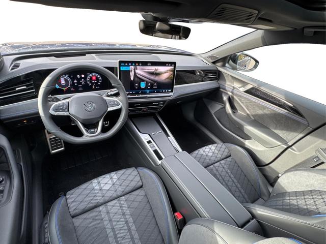 Volkswagen / Passat Variant / Blau / / / 4WD+BLACK+PANO+AHK+DCC+MATRIX+HARMAN