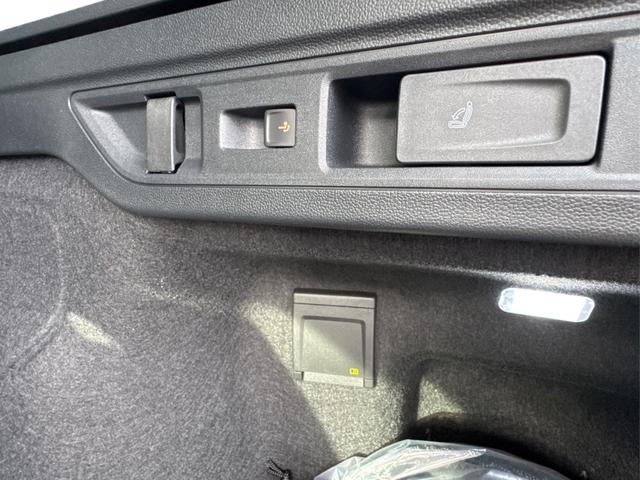 Volkswagen / Passat Variant / Blau / / / 4WD+BLACK+PANO+AHK+DCC+MATRIX+HARMAN