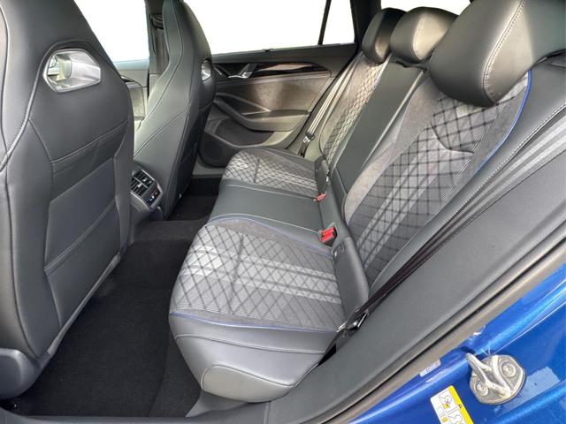 Volkswagen / Passat Variant / Blau / / / 4WD+BLACK+PANO+AHK+DCC+MATRIX+HARMAN