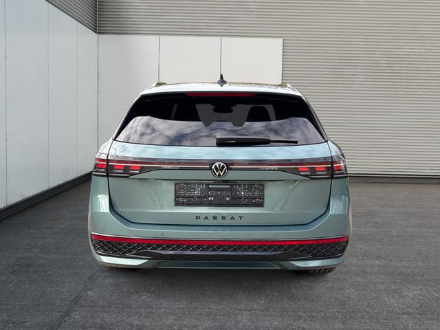 Volkswagen / Passat Variant / Grün / / / 4WD+BLACK+PANO+AHK+DCC+MATRIX+HARMAN