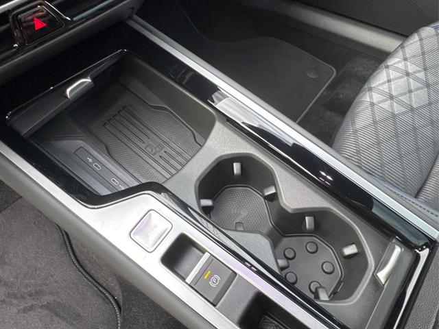 Volkswagen / Passat Variant / Grün / / / 4WD+BLACK+PANO+AHK+DCC+MATRIX+HARMAN