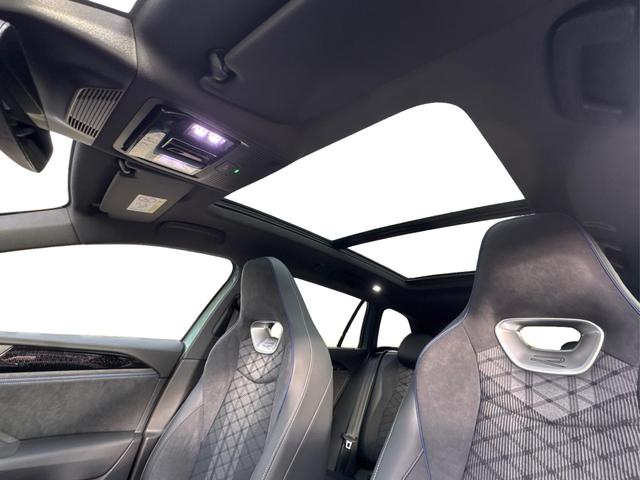 Volkswagen / Passat Variant / Grün / / / 4WD+BLACK+PANO+AHK+DCC+MATRIX+HARMAN