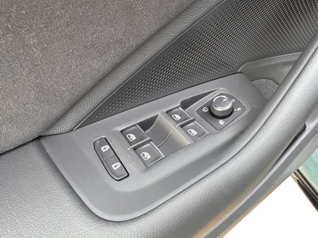 Volkswagen / Passat Variant / Grün / / / 4WD+BLACK+PANO+AHK+DCC+MATRIX+HARMAN